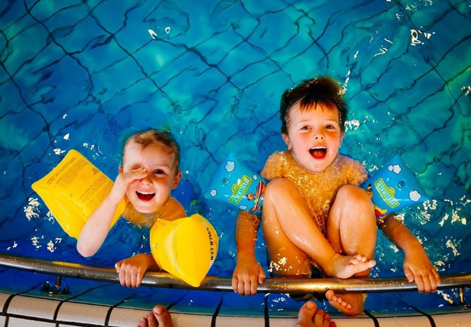 Kaksi lasta uima-altaassa